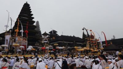 Tatanan Baru Pamedek-Pengunjung Saat Memasuki dan Berada di Kawasan Suci Pura Agung Besakih Selama Ida Bhatara Turun Kabeh