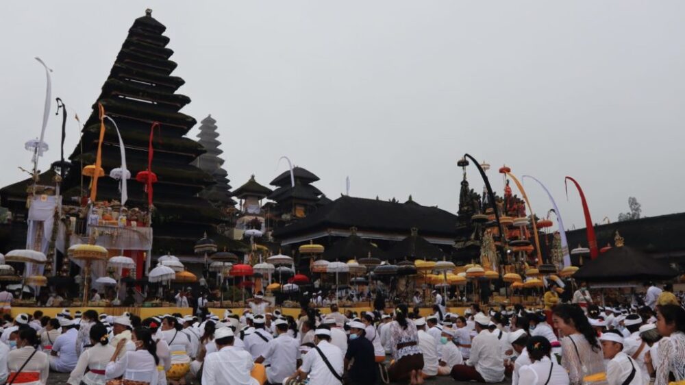 Tatanan Baru Pamedek-Pengunjung Saat Memasuki dan Berada di Kawasan Suci Pura Agung Besakih Selama Ida Bhatara Turun Kabeh