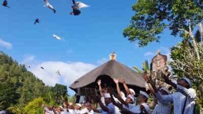 perayaan-tumpek-uye-di-karangasem-ditandai-pelepasan-burung-merpati-di-pura-sana