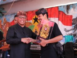 Sekda Alit Wiradana Serahkan Piala Bergilir Walikota Lomba Ogoh – ogoh Mini