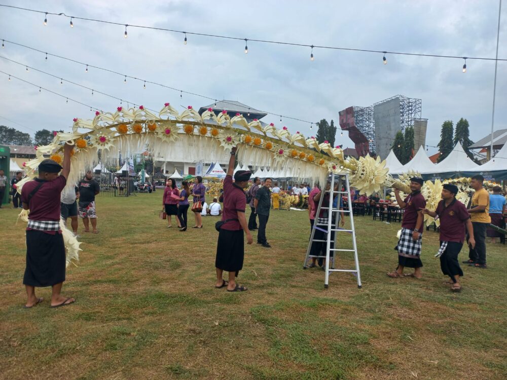 semarak-hut-kota-singaraja-ke-419-puluhan-penjor-hiasi-lapangan-bhuana-patra
