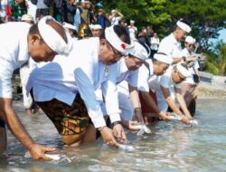 Pimpin Pelaksanaan Tumpek Uye di Nusa Penida, Wagub Cok Ace : Jadikan Perayaan Tumpek Sebagai Laku Hidup untuk Menjaga Keharmonisan Manusia dengan Alam Lingkungannya