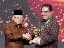 Wagub Cok Ace Wakili Bali Terima Penghargaan Universal Health Coverage (UHC) Program Jaminan Kesehatan Nasional