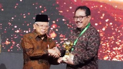 Wagub Cok Ace Wakili Bali Terima Penghargaan Universal Health Coverage (UHC) Program Jaminan Kesehatan Nasional
