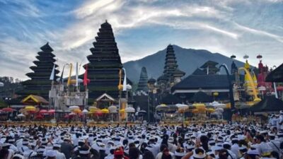 pemedek-tertib-puncak-karya-ibtk-di-pura-besakih-belangsung-khusyuk