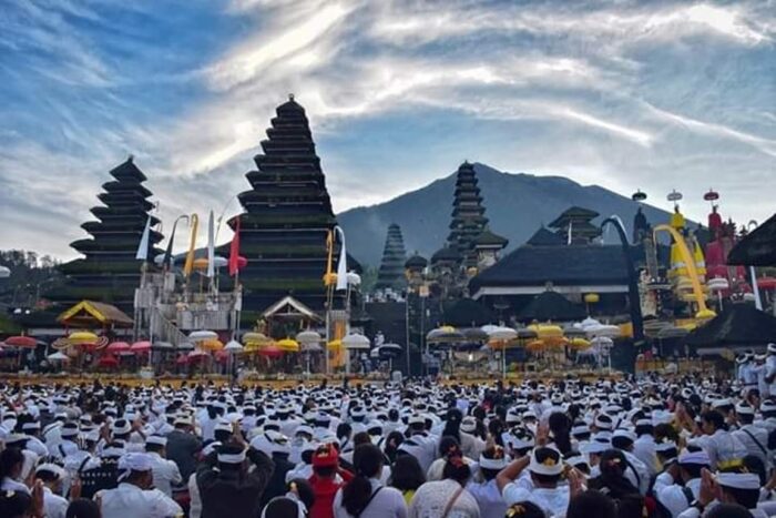 pemedek-tertib-puncak-karya-ibtk-di-pura-besakih-belangsung-khusyuk