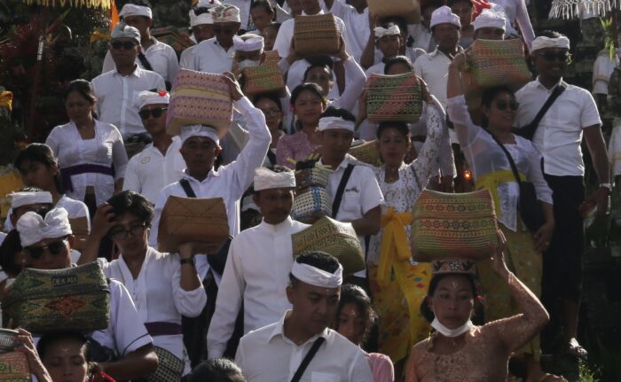 tak-ada-lagi-tas-kresek-masuk-pura-agung-besakih