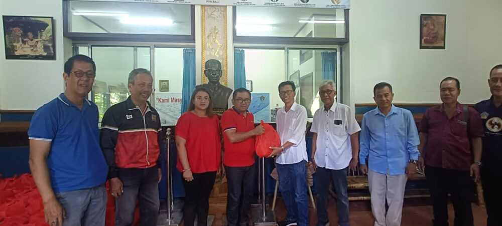 agung-rai-wirajaya-gelontor-pwi-bali-250-paket-sembako