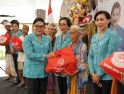 Ketua TP PKK Provinsi Bali Ny. Putri Koster dalam acara Pasar Rakyat “Berbelanja dan Berbagi” di Kabupaten Gianyar