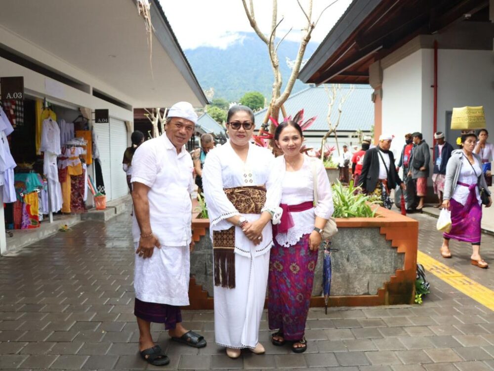 ny-putri-suastini-kos-tinjau-kios-dekranasda-bali-di-besakih