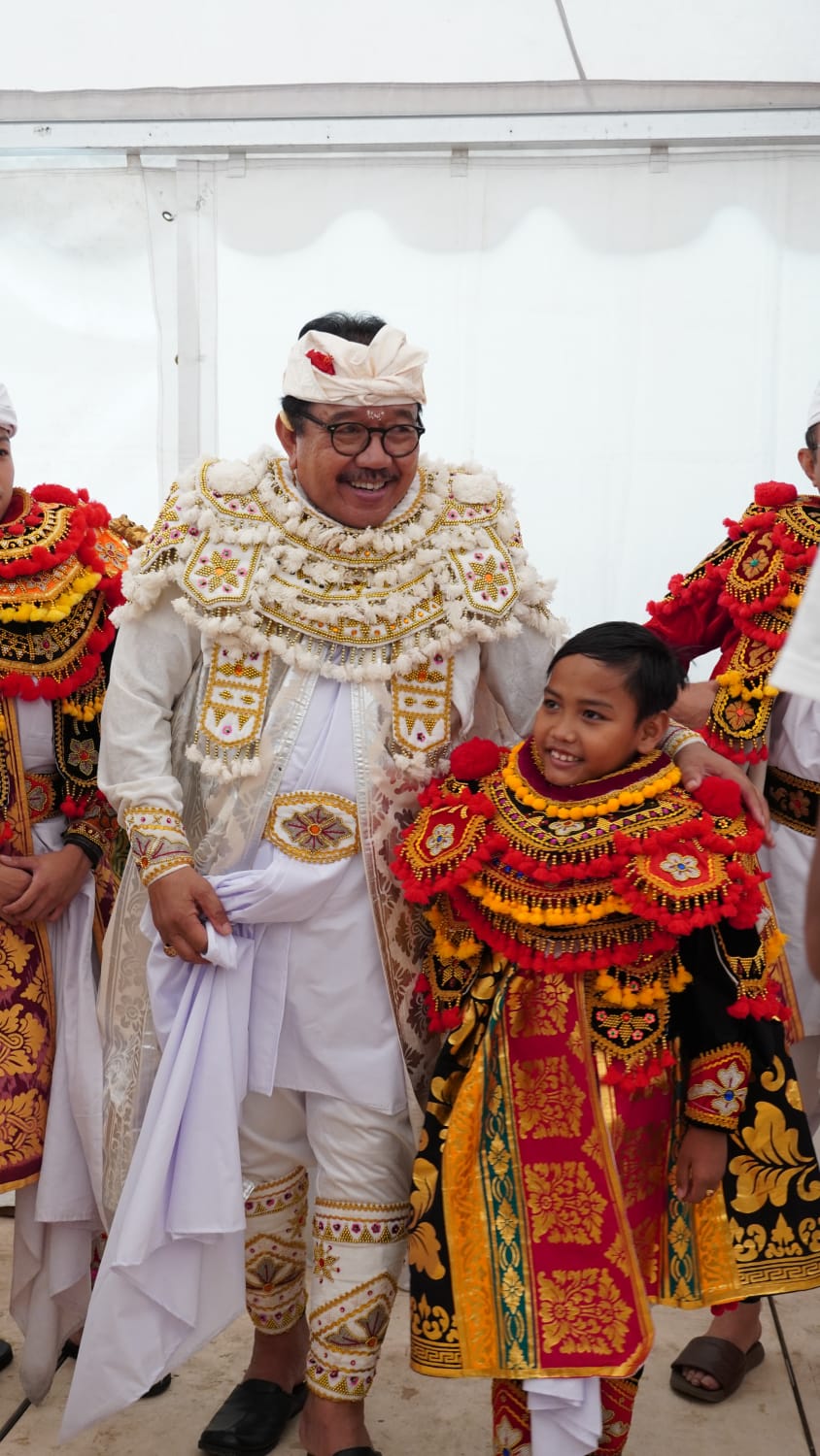 wagub-cok-ace-mesolah-topeng-sidakarya-di-karya-maligia-ida-pedanda-nabe-gede-dwija-ngenjung