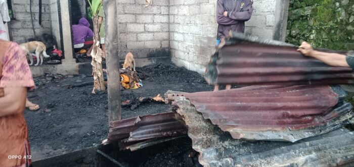 di-sulut-api-dupa-rumah-terbakar