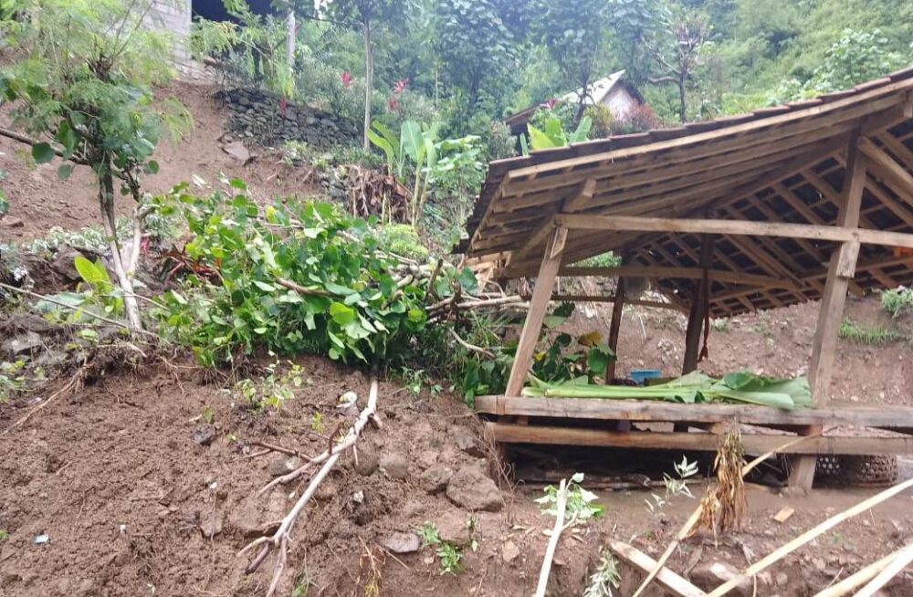 diguyur-hujan-bale-bengong-dan-senderan-jebol