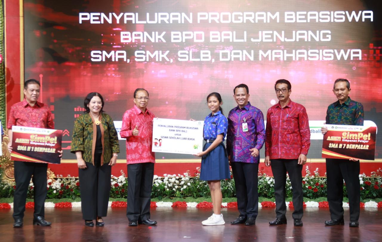 gubernur-wayan-koster-serahkan-beasiswa-bank-bpd-bali-ke-siswa-smp-sma-smk-slb-dan-mahasiswa