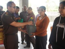Kejari Karangasem Gelontorkan Puluhan Paket Sembako di Kecamatan Selat