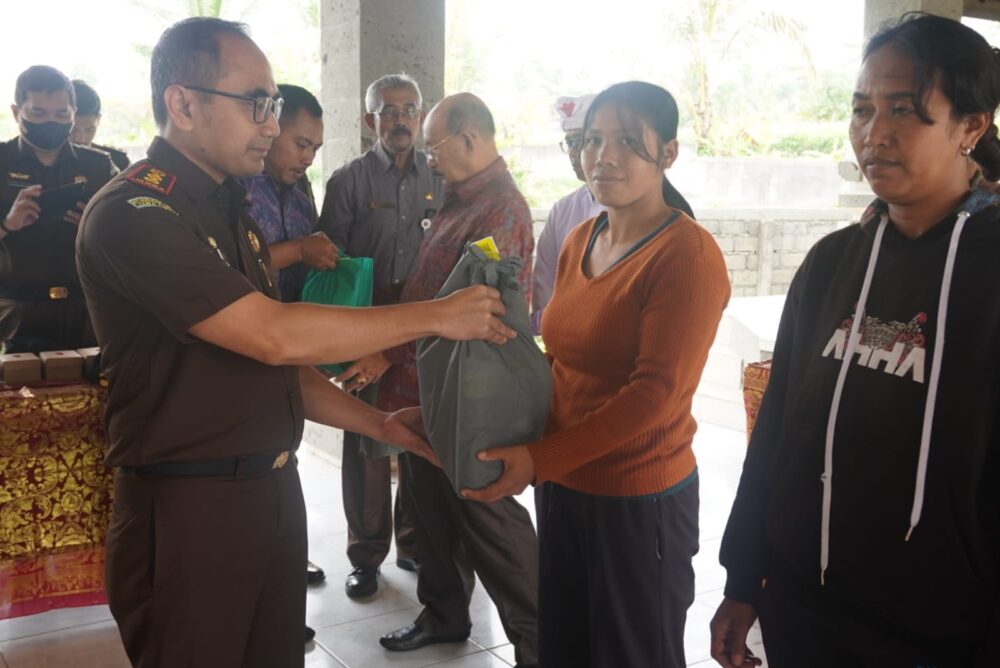 kejari-karangasem-gelontorkan-puluhan-paket-sembako-di-kecamatan-selat