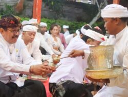 Mohon Kerahayuan dan Keharmonisan Jagat Bali, Wagub Cok Ace Ngaturang Bhakti di Pura Samuantiga
