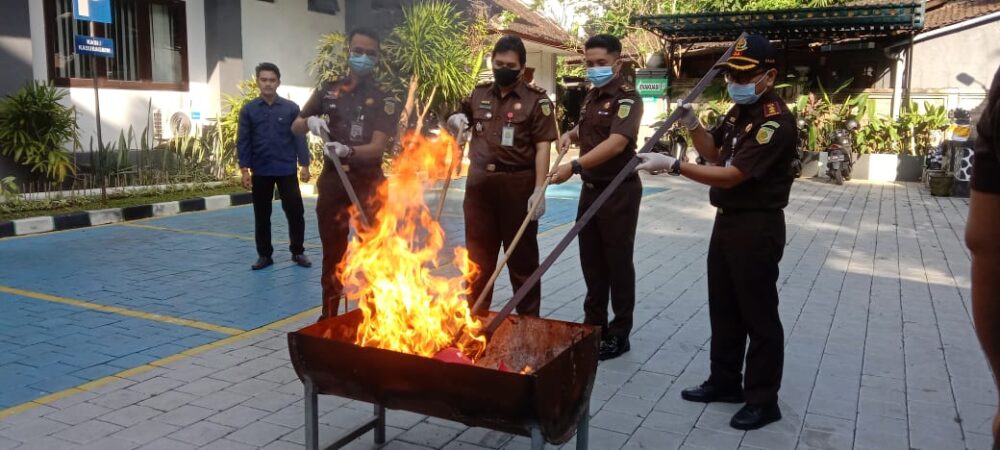 kejari-musnahkan-puluhan-bb-tindak-pidana