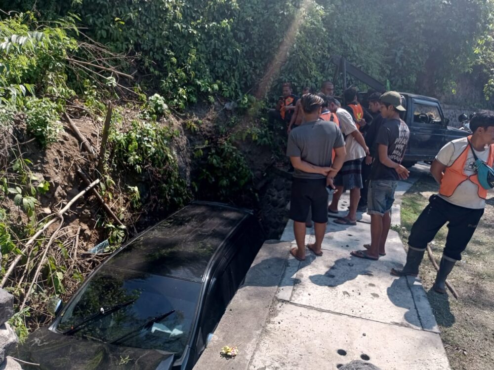 ngantuk-mobil-anvansa-angkut-wisatawan-india-masuk-got