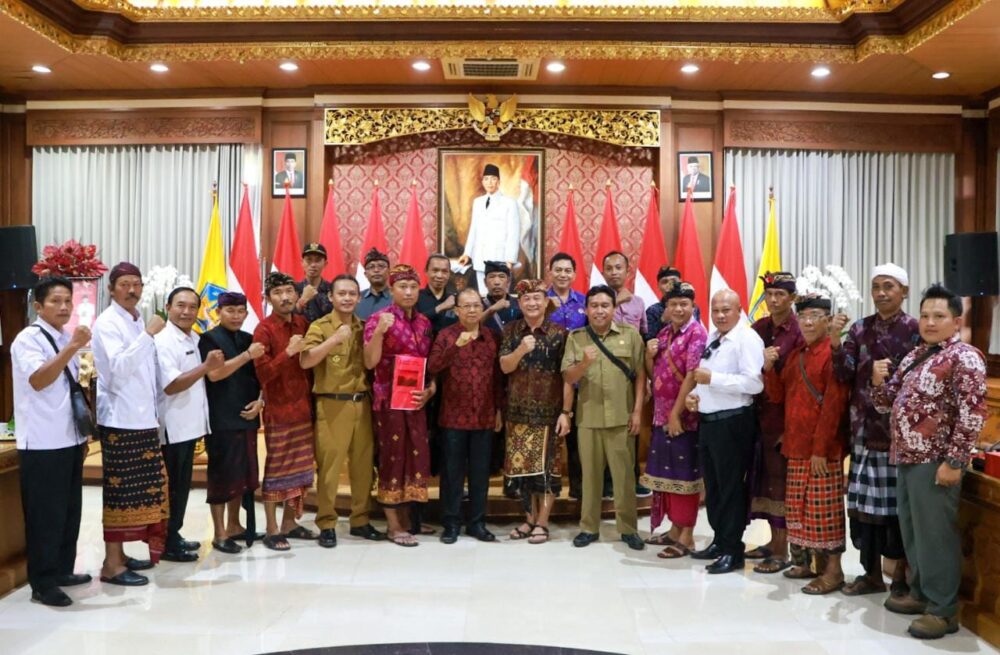 Perbekel, Bendesa Adat, Pengelola Hutan, Pemandu Wisata Dukung Kebijakan Gubernur Menjaga Kesucian Gunung, di Jayasabha Kamis(15/6/2023).