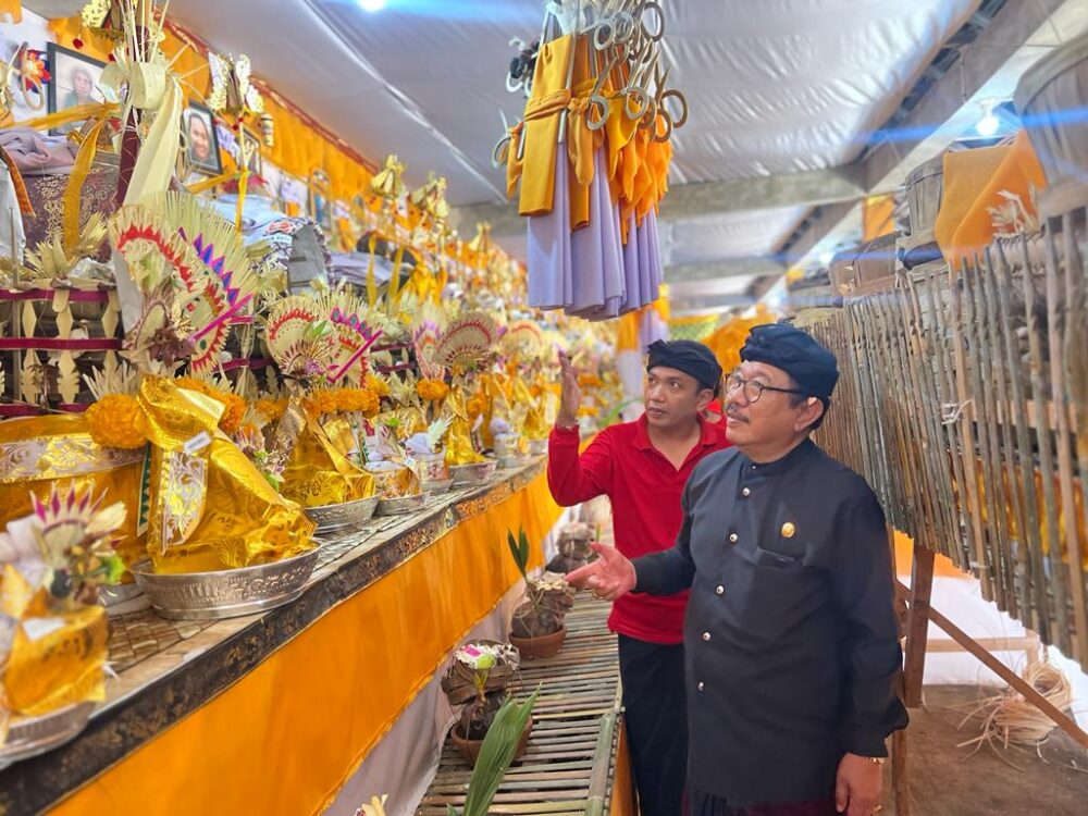 bentuk-bhakti-kepada-leluhur-dan-gotong-royong-wagub-cok-ace-apresiasi-rangkaian-karya-pitra-yadnya-banjar-adat-kutuh-kelod
