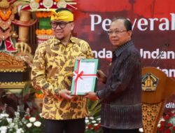 Gubernur Koster Terima Dokumen Undang–Undang Provinsi Bali dari Ketua Komisi II DPR RI