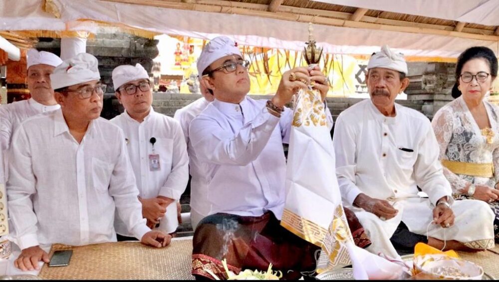 walikota-jaya-negara-ngajum-sangge-serangkaian-puncak-karya-atma-wedana-massal-banjar-bun-desa-pakraman-denpasar