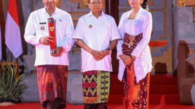 Gubernur Koster Serahkan SK Perpanjangan Masa Jabatan Pj Bupati Buleleng ke Ketut Lihadnyana