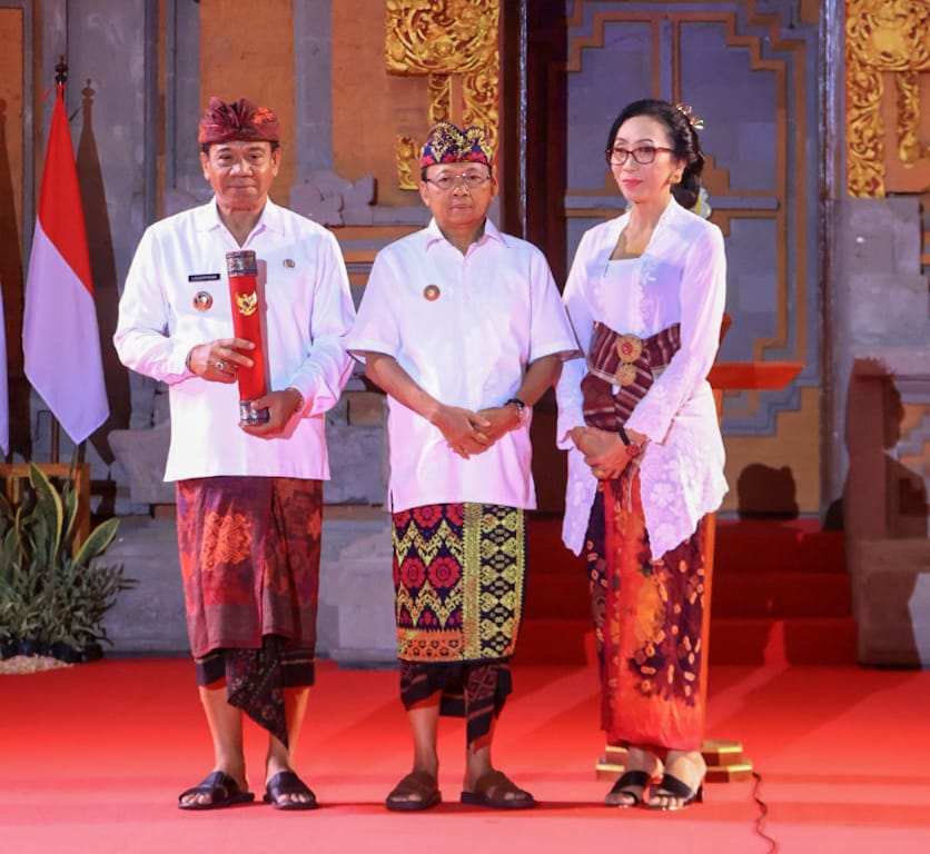 gubernur-koster-serahkan-sk-perpanjangan-masa-jabatan-pj-bupati-buleleng-ke-ketut-lihadnyana