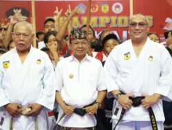 Institut Karate-Do Indonesia Anugerahi Gubernur Koster Tanda Kehormatan Sabuk Hitam