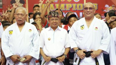 institut-karate-do-indonesia-anugerahi-gubernur-koster-tanda-kehormatan-sabuk-hitam