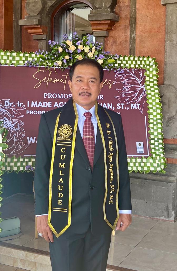 kepala-dpmptsp-badung-raih-gelar-doktor-ilmu-lingkungan-dengan-predikat-pujian-cumlaude