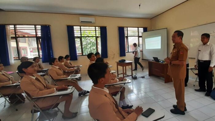 itinjau-bupati-gede-dana-lulusan-pnb-kampus-karangasem-dipastikan-langsung-bekerja