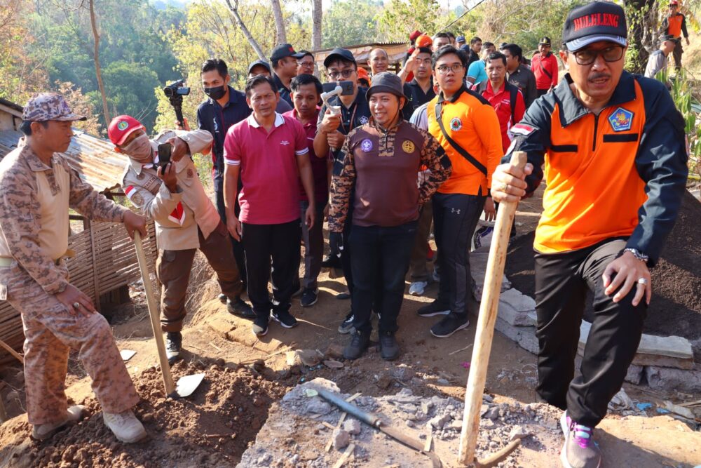 bantu-selesaikan-kemiskinan-ekstrem-gerakan-pramuka-buleleng-lakukan-bedah-rumah