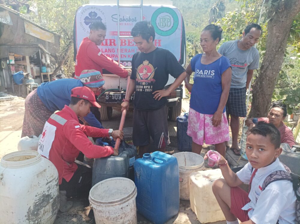 dampak-kemarau-pmi-karangasem-distribusikan-20-ribu-liter-air-bersih-ke-tanah-barak