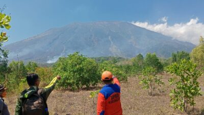 Karhutla Lereng Gunung Agung Meluas, BPBD Karangasem Buat Sekat di Dekat Lahan Warga