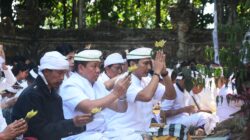 Pj Gubernur Mahendra Jaya Hadiri Pujawali di Pura Luhur Pesimpangan Pucak Kedaton
