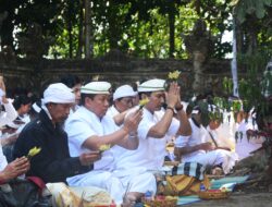 Pj Gubernur Mahendra Jaya Hadiri Pujawali di Pura Luhur Pesimpangan Pucak Kedaton