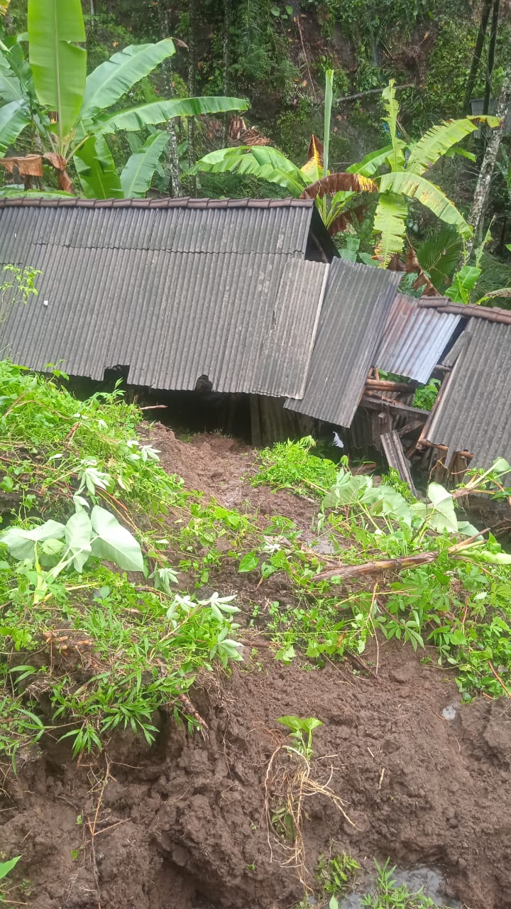 tertimbun-longsor-dapur-milik-lansia-hancur