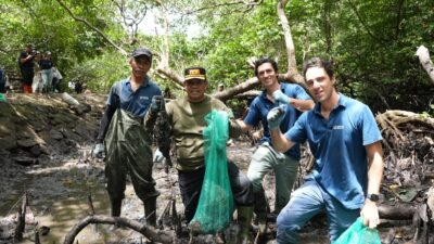 pj-gubernur-bali-bersama-sungai-watch-bersihkan-sampah-di-hilir-sungai-kawasan-mangrove-tahura-ngurah-rai
