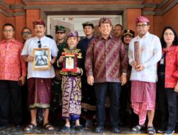 Tiba di Bali, Piagam Gelar Pahlawan Nasional Ida Dewa Agung Jambe Disambut Pj Gubernur Mahendra Jaya