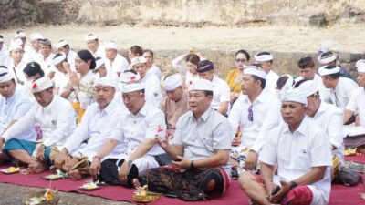 Tumpek Wayang, Bupati Dana Bersama OPD Sembahyang di Pura Geria Gili Selang