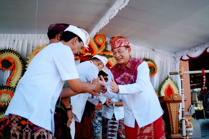 Bupati Gede Dana Buka  Besakih Festival