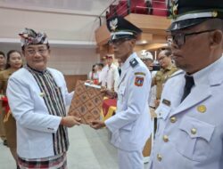 Bupati Gede Dana Lantik Pj Perbekel  Abang dan Tianyar Tengah
