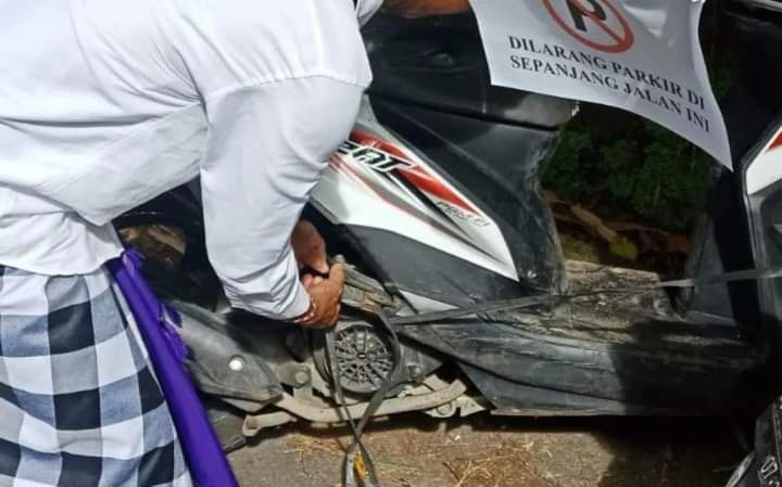 motor-pemedek-pura-dalem-puri-diikat-tali-plastik