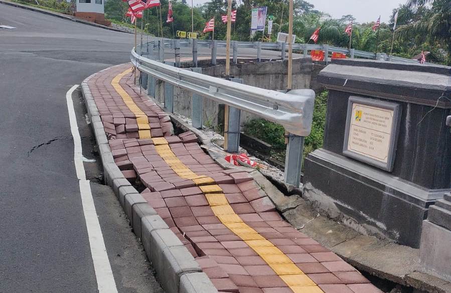 trotoar-jembatan-titi-sudamala-besakih-jebol-dibangun-gunakan-dana-apbn-rp-26-miliar-lebih