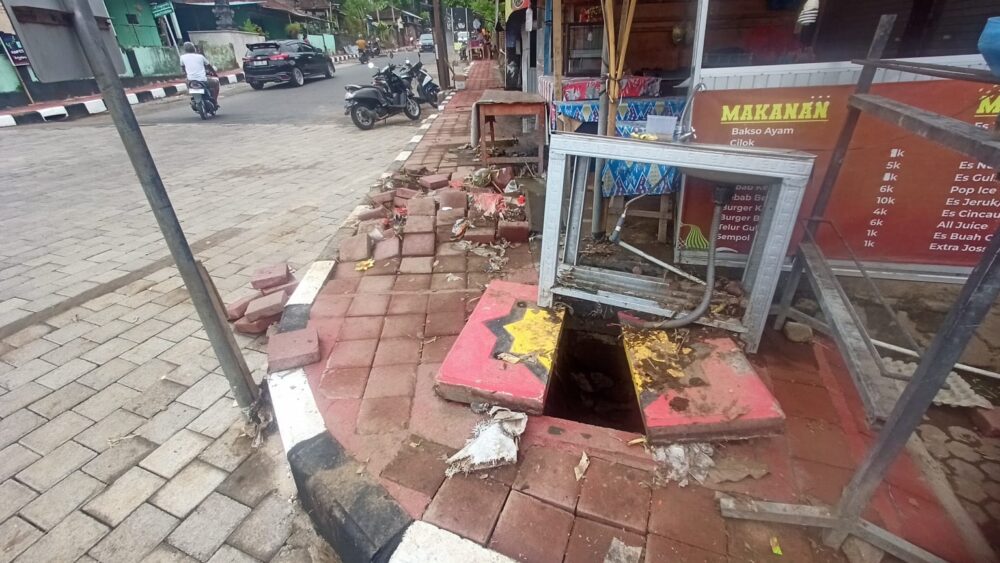 hujan-deras-proyek-baru-trotoar-perempatan-belong-karangasem-jebol