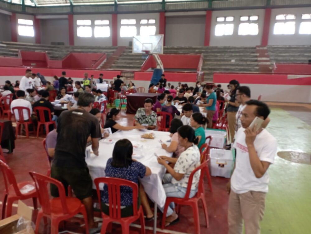 melibatkan-ratusan-orang-kpu-karangasem-mulai-proses-melipat-surat-suara