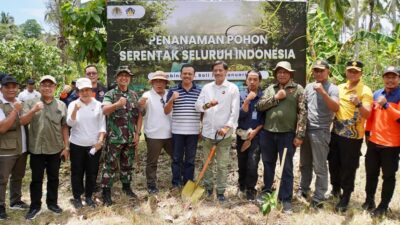 Upaya Nyata Jaga Lingkungan, Sekda Dewa Indra Hadiri Penanaman Pohon Serentak Bersama KLHK RI di Blimbingsari