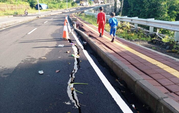 tergerus-air-hujan-proyek-jalan-di-jalur-pura-dalem-puri-jebol